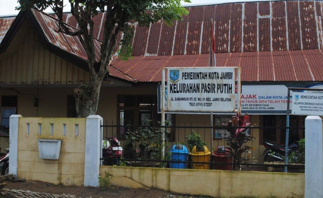 Bantuan beras miskin (Raskin) dari pemerintah yang disalurkan di Kelurahan Pasir Putih, Kecamatan Jambi Selatan, hingga saat ini berjalan dengan baik dan lancar. 